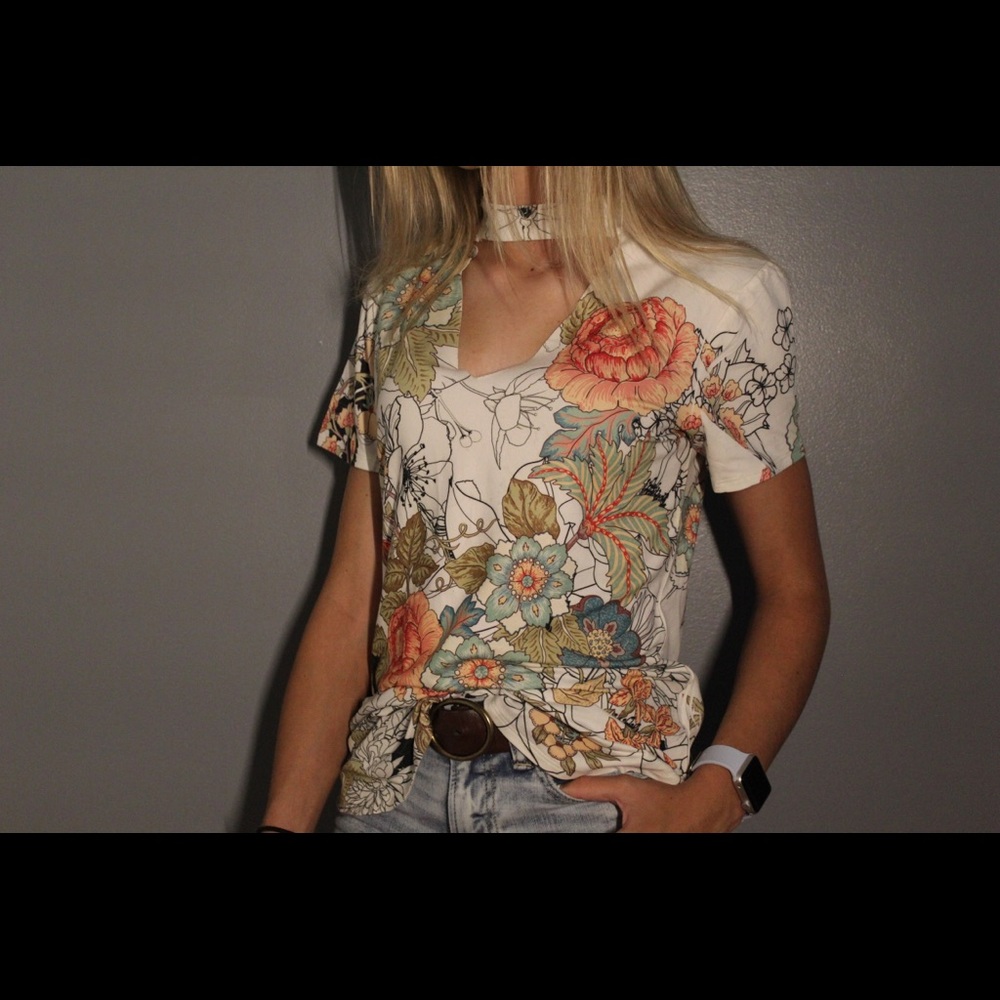 SUPER soft v-neck cut out floral top